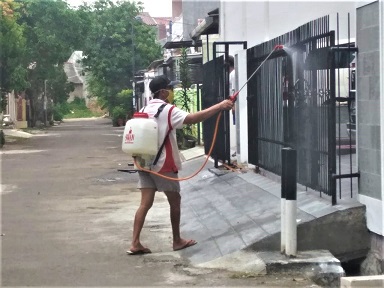 Ini pak Adrianus yg paling rajin semprot disinfektan di RT selain itu jadi sekretaris RW-ok--